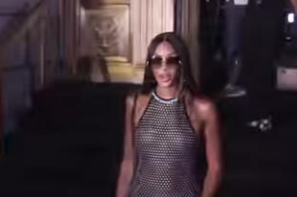 HALJINA TOLIKO USKA DA SE SVE VIDI, PA I BRADAVICE: Najpoznatiji SVETSKI model prošetala PISTOM i ZAVRTELA PAMET