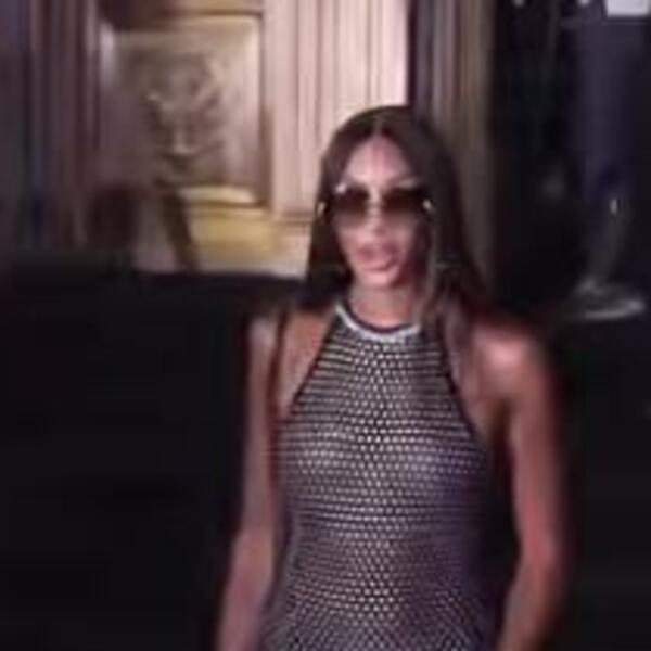 HALJINA TOLIKO USKA DA SE SVE VIDI, PA I BRADAVICE: Najpoznatiji SVETSKI model prošetala PISTOM i ZAVRTELA PAMET