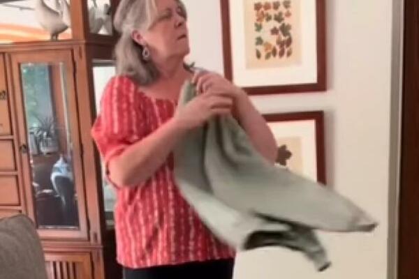 ĆERKA JOJ DALA DUKS, A ONDA JE UGLEDALA 1 DETALJ NA NJEMU: Par sekundi kasnije svi su PLAKALI ZBOG... (VIDEO)