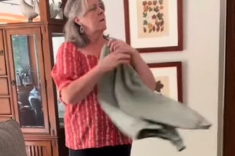 ĆERKA JOJ DALA DUKS, A ONDA JE UGLEDALA 1 DETALJ NA NJEMU: Par sekundi kasnije svi su PLAKALI ZBOG... (VIDEO)