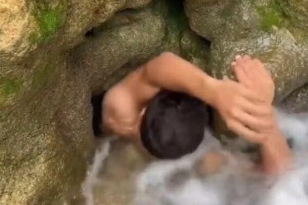 UŽIVAO JE PORED VODOPADA, A ONDA JE SAMO PROPAO: Svi su gledali u ovog MUŠKARCA kako NESTAJE, a on... (VIDEO)