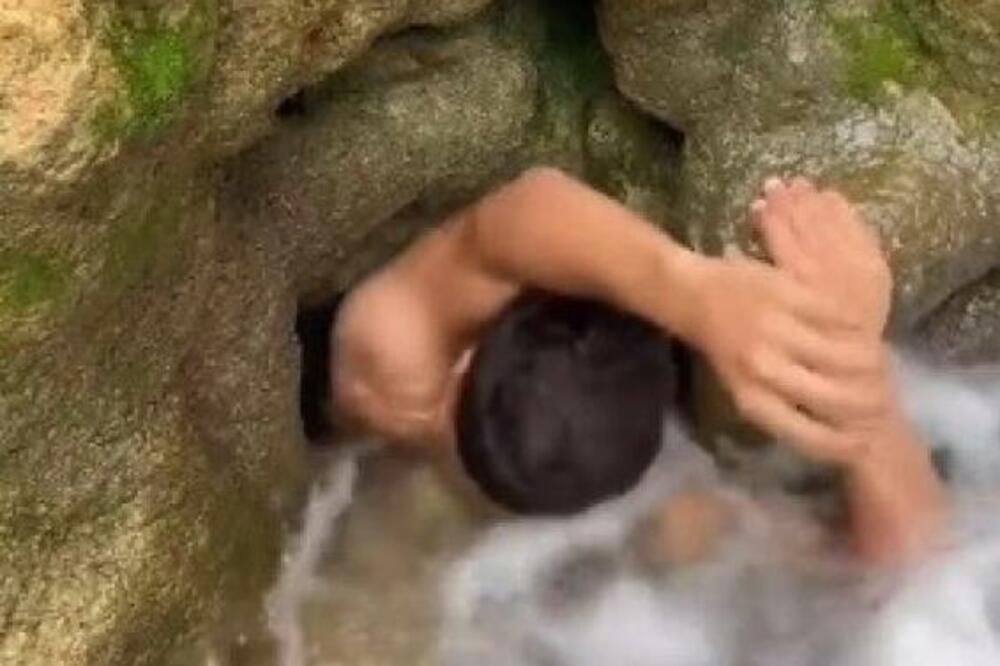 UŽIVAO JE PORED VODOPADA, A ONDA JE SAMO PROPAO: Svi su gledali u ovog MUŠKARCA kako NESTAJE, a on... (VIDEO)