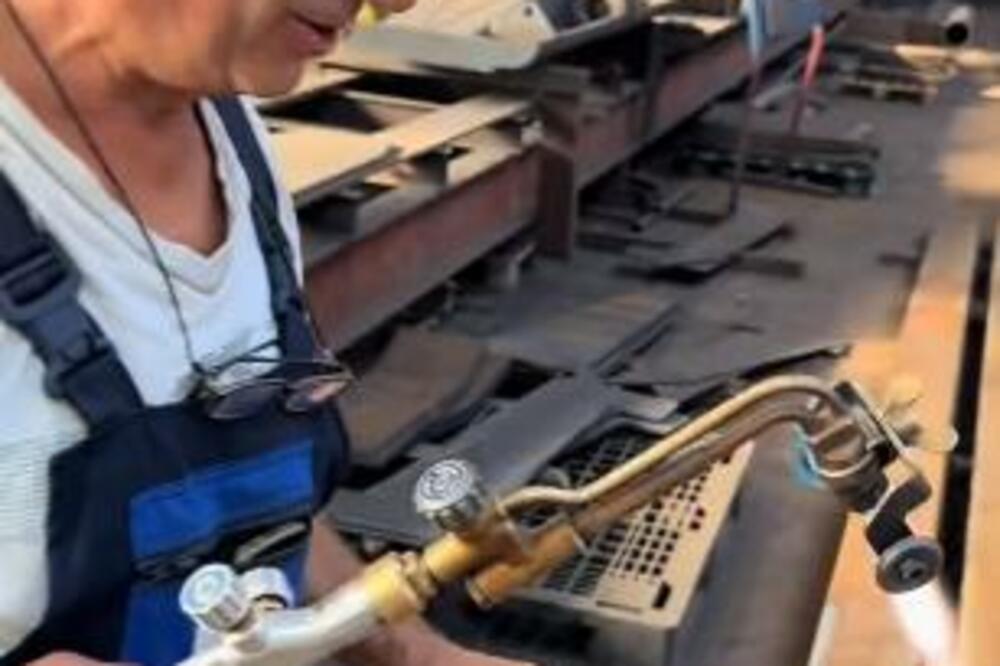 BALKANAC POKAZAO KAKO SE SPREMA ROŠTILJ NA RADNOM MESTU: Ljudi gledaju u MESO i ne veruju ŠTA VIDE, pa ovo je HIT