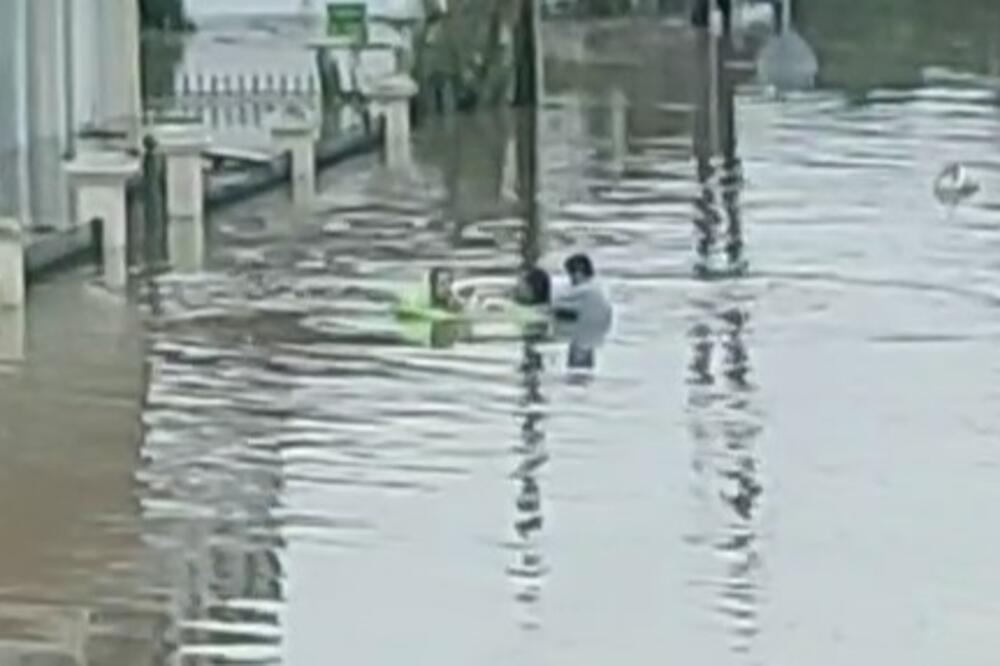 NAREĐENA HITNA EVAKUACIJA U GRČKOJ: Zbog obilnih kiša nabujala reka, ljudi u panici