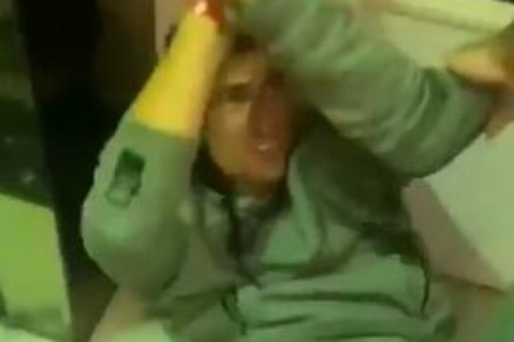 (UZNEMIRUJUĆI VIDEO) Dva muškarca prebijaju Bernarda Tomića! Teniser se brani, a oni ga ŠUTIRAJU i sve snimaju!