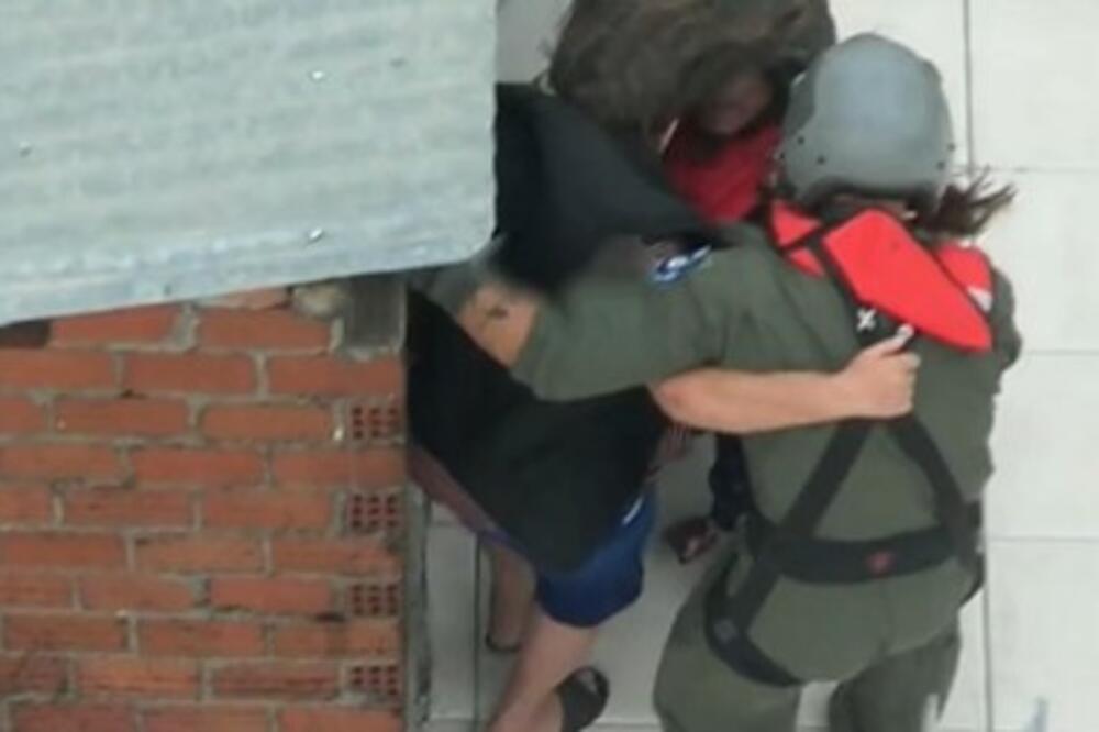 HRABRI SPASIOCI IZBAVILI DEVETOČLANU PORODICU: Odveli ih na SIGURNO, snimci iz Grčke PARAJU SRCE (VIDEO)