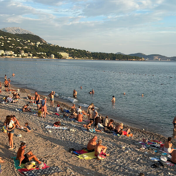 Cene sa crnogorskog primorja ove godine idu u nebesa! Kad vidite koliko košta 1. red ležaljki, neće vam biti dobro!