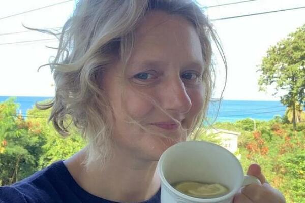 DALA OTKAZ, PRODALA STAN, PA POČELA DA ŽIVI SVOJ SAN: Sada je svaki dan na MORU i svima savetuje OVO