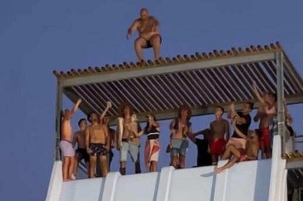 DA LI JE OVAJ NORMALAN? SKOČIO JE SA KROVA NA TOBOGAN, PA U BAZEN: Posledice su bile UŽASNE, NIJE ZA SVAČIJE OČI