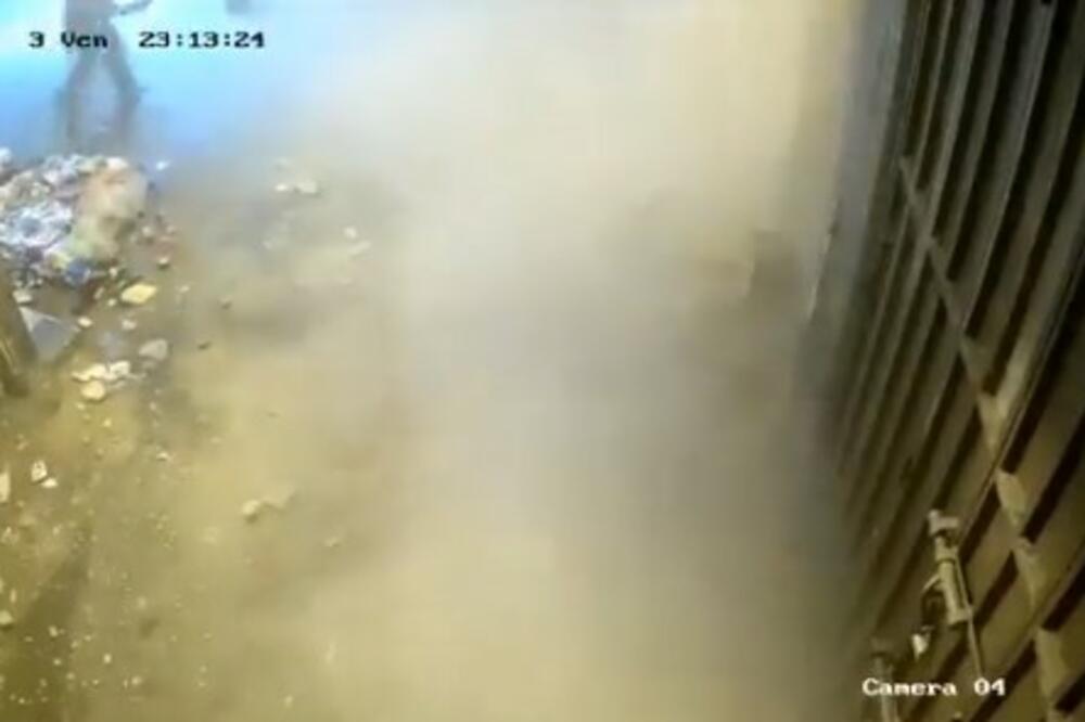 SLIKA MAROKANCA NAKON ZEMLJOTRESA OBIŠLA SVET: Istrčao BOS na ULICU, a u RUKAMA drži OVO! (FOTO)