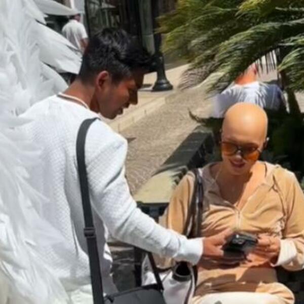 SEDELA JE NA KLUPICI I ON JOJ JE PRIŠAO SA OVOM FOTOGAFIJOM: Odjednom je počela da se SKIDA, nastao je HAOS (VIDEO)