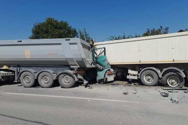 UŽAS! VOZAČ KAMIONA OSTAO BEZ NOGE: Jeziva nesreća kod Trstenika (FOTO)