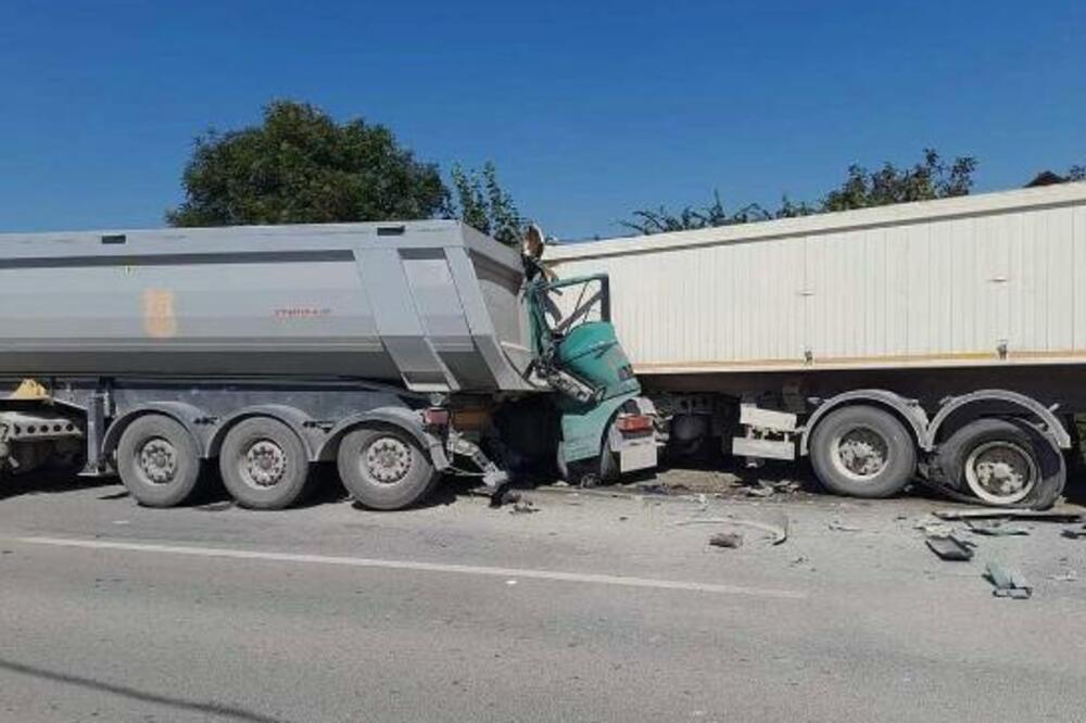 UŽAS! VOZAČ KAMIONA OSTAO BEZ NOGE: Jeziva nesreća kod Trstenika (FOTO)