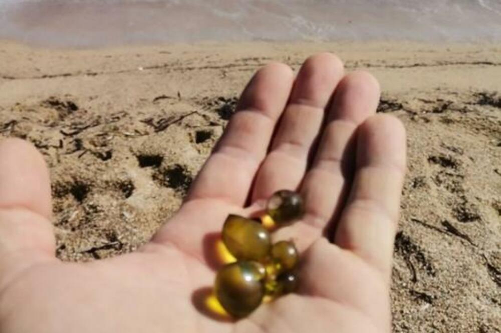 TURISTA NA PLAŽI U GRČKOJ PRONAŠAO MISTERIOZNE KUGLICE: Nizale se teorije o tome ŠTA JE ZAPRAVO OVO (FOTO)