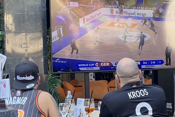 ESPRESO U ZAGREBU: Evo kako Hrvati prate meč Srbije, nose slavna imena na DRESOVIMA! (FOTO)