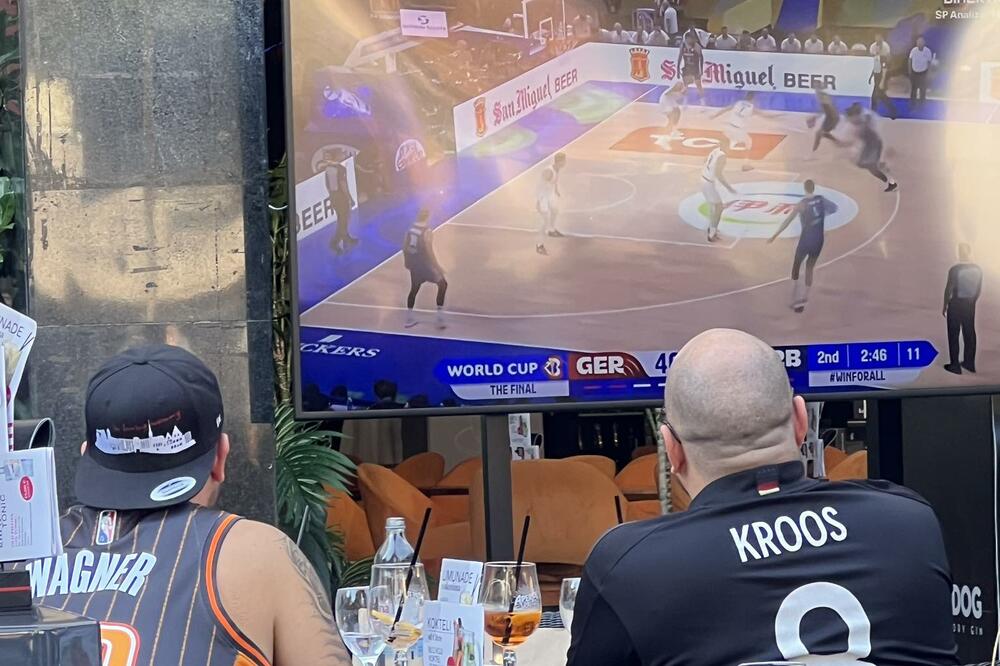 ESPRESO U ZAGREBU: Evo kako Hrvati prate meč Srbije, nose slavna imena na DRESOVIMA! (FOTO)