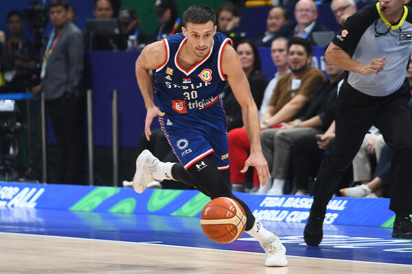 BRUKA I SRAMOTA ŠTA RADE SUDIJE: Šruder mučki udario Avramovića i dobio faul! (VIDEO)