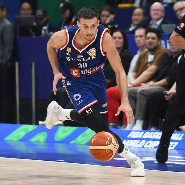BRUKA I SRAMOTA ŠTA RADE SUDIJE: Šruder mučki udario Avramovića i dobio faul! (VIDEO)