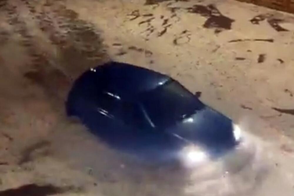 "REKA" POTEKLA NIZ STEPENICE: Šetalište u Sutomoru TOTALNO pod VODOM, prizori sa lica mesta su HAOS (VIDEO)