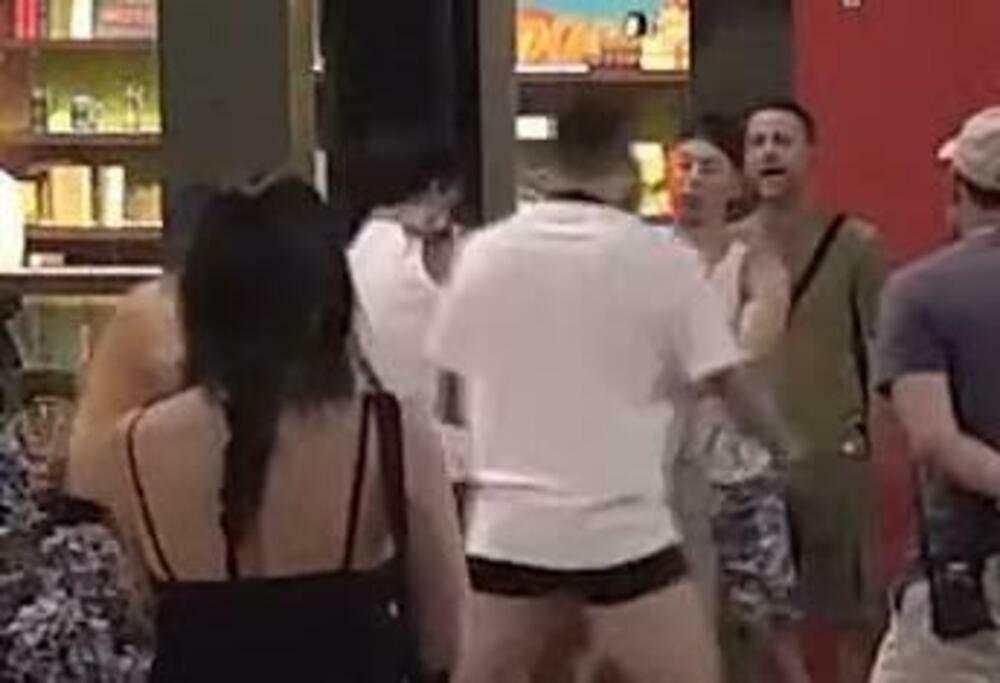 Učesnici tvrde da se prvi desio udarac, a kamera je snimila cepanje Nenadove garderobe u više navrata.