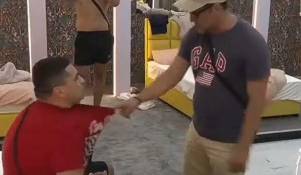 Čuburac se prvo spakovao kako bi otišao kući, a onda je napao Bebicu.