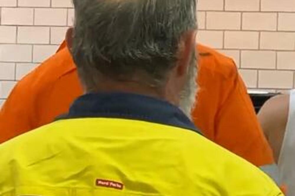 STAJAO U REDU ZA HRANU, DOK SU SVI BLENULI U NJEGOVU GLAVU: Na temenu ima CRTEŽ, a nagađanja su URNEBESNA (VIDEO)