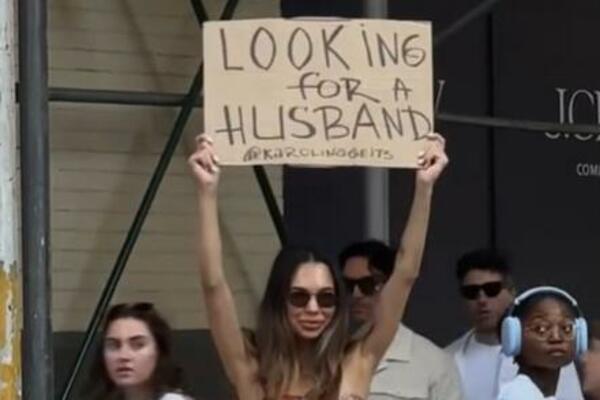 IZAŠLA NA ULICU SA TRANSPARENTOM "TRAŽIM MUŽA", ONO ŠTO JE USLEDILO JE NEVEROVATNO: Njenu HRABROST ćete ZAPAMTIT