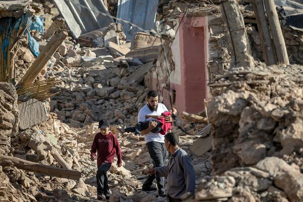 CRNI BILANS RASTE IZ DANA U DAN: Broj poginulih u zemljotresu u Maroku povećan na 2.946 osoba