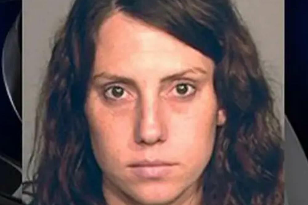 "BILI SMO U KREVETU 15 PUTA": Nastavnica ENGLESKOG imala ODNOSE sa TROJICOM UČENIKA, sa jednim IMA i BEBU! (FOTO)