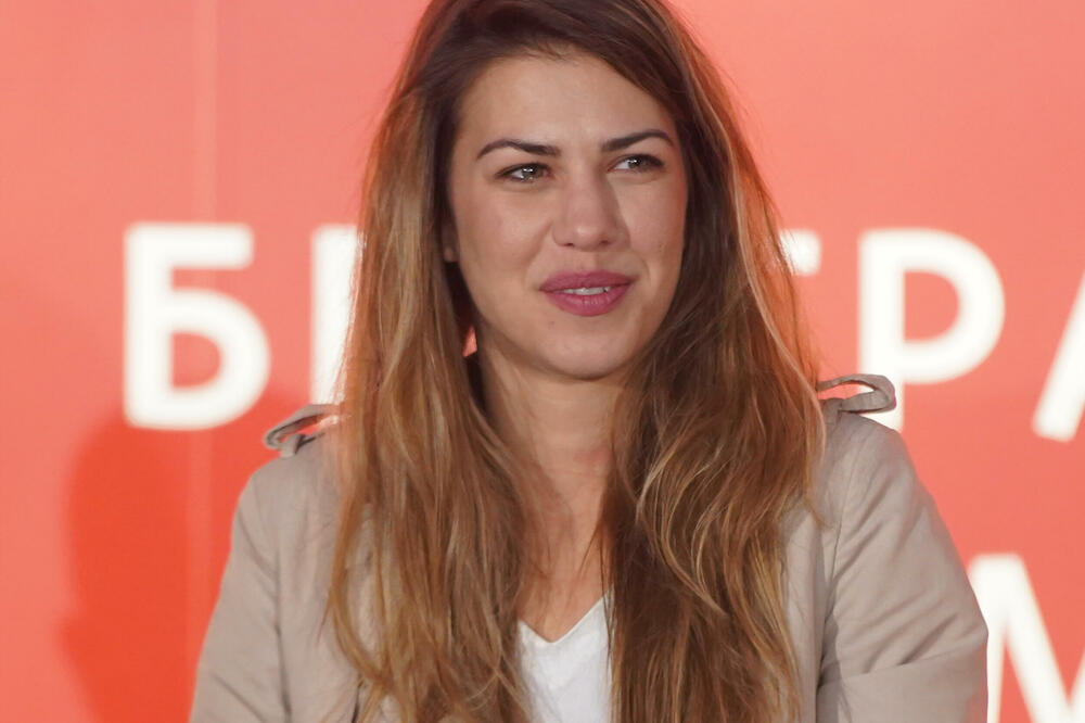 JAO, KAKO TO? Srpkinja dugo krila da se rastala s 23 godine starijim rediteljem - VEĆ 7 GODINA NI NE ŽIVE ZAJEDNO?