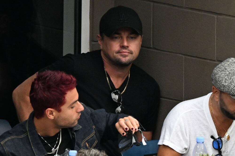 Da li je ovaj zavodnik konačno rešio da se skrasi kraj ove lepotice? Na njenoj ruci sija skupoceni prsten