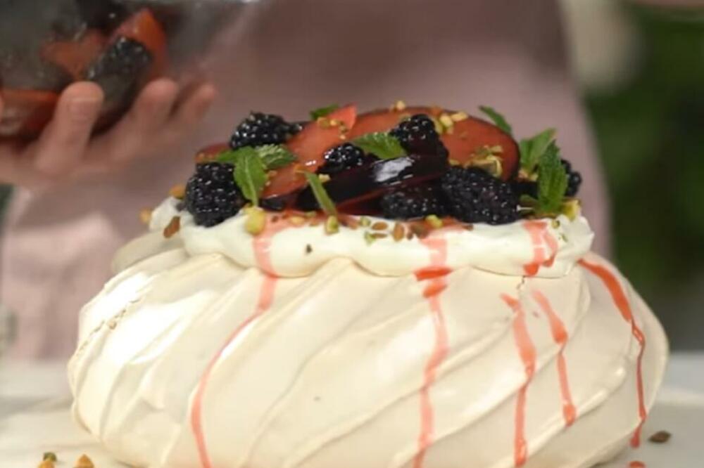 ONA JE KRALJICA MEĐU TORTAMA, NJEN UKUS SE NE ZABORAVLJA: Još više će vas OSVEŽITI ako je napravite sa ovim VOĆKAMA