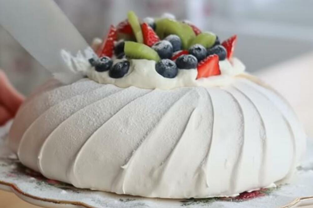 OVAKO BOSANKE PRAVE ČUVENU TORTU SA ŠLJIVAMA: Zbog jednog sastojka je KREMASTA kao duša (RECEPT)