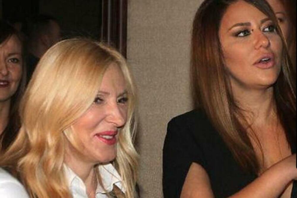 KOMŠIJE NEĆE DA ĆUTE! Isplivali PIPAVI DETALJI odnosa Ane Nikolić i njene MAJKE: Ovo stvarno FRAPIRA, AU