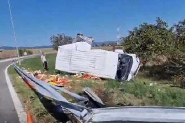 TEŠKA NESREĆA KOD KRAGUJEVCA: Šleper izgubio kontrolu, pa se SURVAO S PUTA (FOTO)