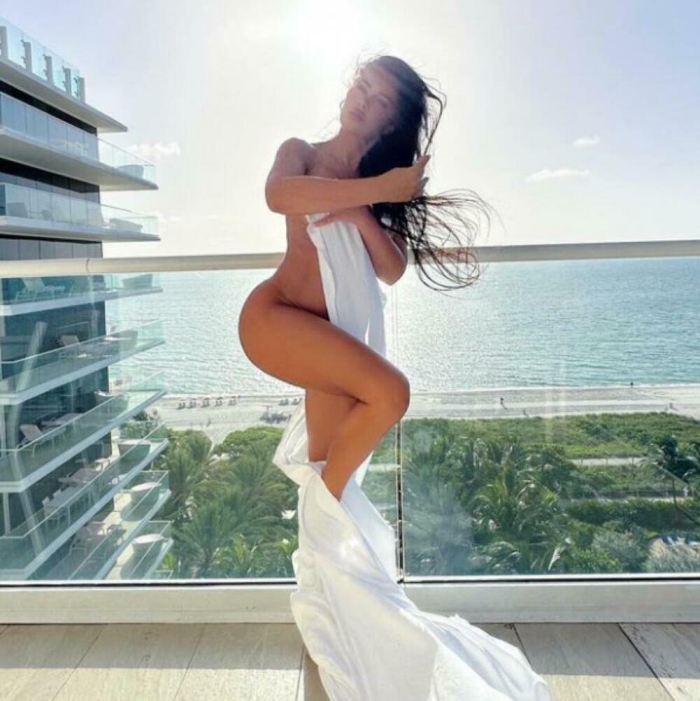 Ovoga puta ona je potpuno gola.