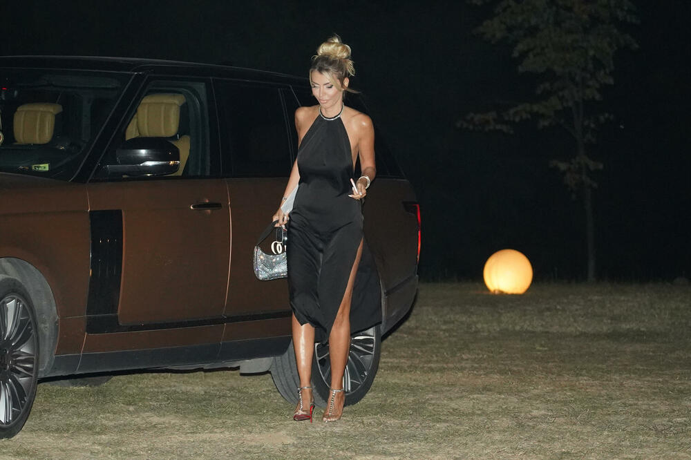 SNEKI PRAVA ATRAKCIJA! Borjanka sinoć bila GLAVNA TEMA: Svi gledali Pink zbog nje, a ona baš PROVOCIRA izgledom