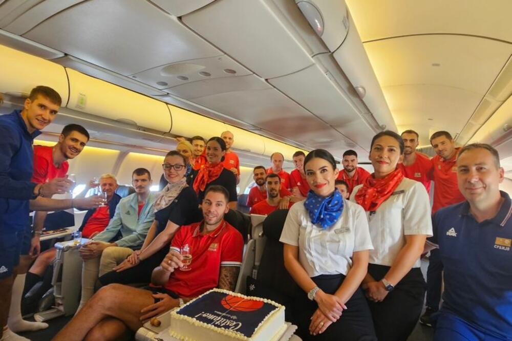 GRUPNA FOTKA KOŠARKAŠA IZ AVIONA: Nasmejani "Orlovi" dobili prigodan poklon, a Simanić sedi kod Pešića!
