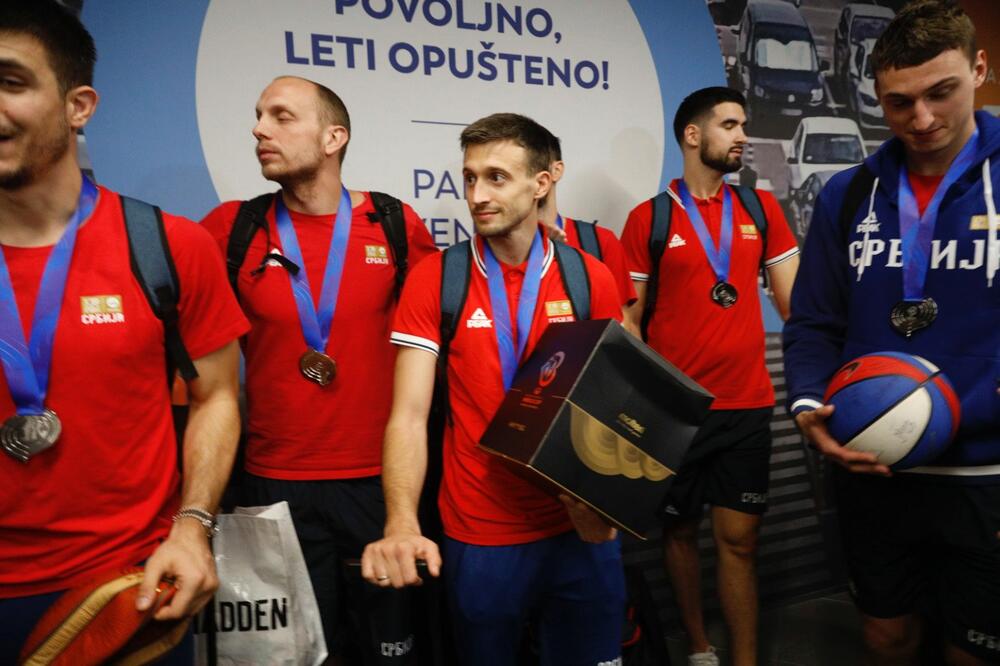 KAD JE ALEKSA ZGRABI, VIŠE JE NE VIDITE: Evo šta je u crnoj kutiji koju je nosio Avramović! (FOTO)