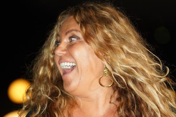 NAŠA PEVAČICA IMA 57 GODINA I NE LIBI SE DA POKAŽE LICE BEZ TRUNKE ŠMINKE: O njoj su svi MAŠTALI, a evo je danas