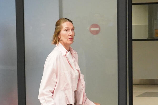 BEZ TRUNKE ŠMINKE UHVAĆENA NA AERODROMU, JEDVA JE PREPOZNALI: Došla sa KOŠARKAŠIMA a svi je znate po OVOME (FOTO)