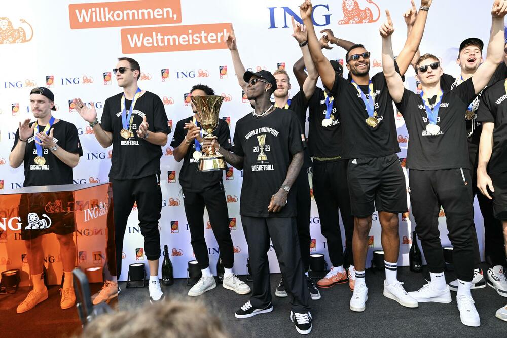 ŠTO NISU POVELI I SUDIJE: Šruder i saigrači stigli u domovinu! (VIDEO/FOTO)