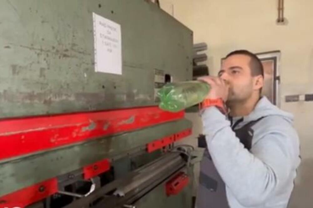 MARIN MORA DA PIJE 30 LITARA VODE NA DAN, INAČE ĆE PASTI U KOMU: Priča HRABROG MOMKA sa RETKOM BOLEŠĆU (VIDEO)