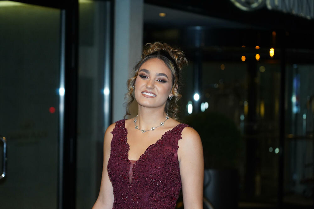 OVA LEPA DEVOJKA JE ĆERKA NAJBOGATIJEG PEVAČA NA ESTRADI: Danas slavi 18. rođendan, SVE PRŠTI OD LUKSUZA