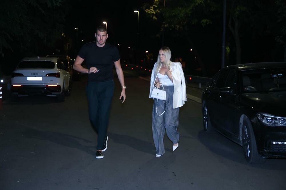 JOKIĆ SE POJAVIO NA SLAVLJU SRPSKOG SPORTA: Niko ne gleda u njega zbog HOT IZDANJA NJEGOVE NATALIJE, dekolte GORI!