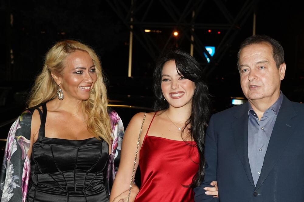 DAME NA PRVOM MESTU! Ivica Dačić u društvu supruge i ćerke: Ne zna se koja je LEPŠA, a tek da vidite ŠTA SU OBUKLE