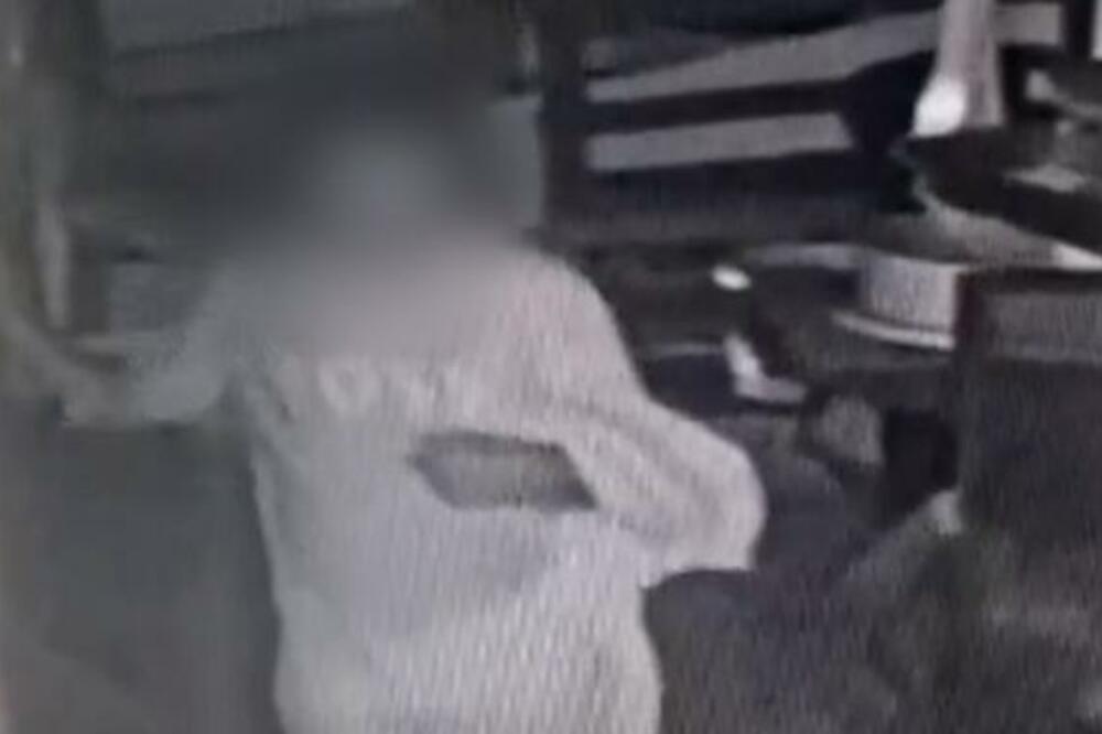 "OPLJAČKAO ŽENU DOK JE ONA VRIŠTALA": Nepoznati muškarac upao u kuću na Vračaru, SNIMILE GA KAMERE! (VIDEO)