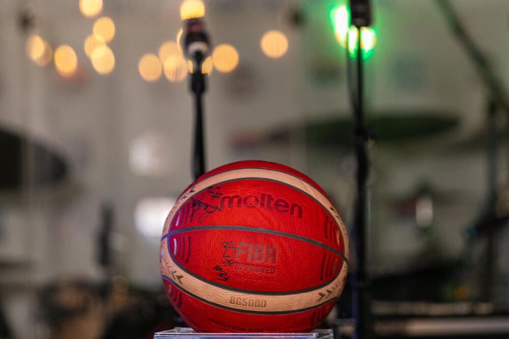 HEROJ NACIJE ALEKSA AVRAMOVIĆ DONEO LOPTU SA MUNDOBASKETA: Pravo sa AERODROMA stigla na DONATORSKO VEČE u Novi Sad!