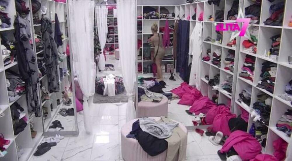 Vidno besna i izrevoltirana Terzinim postupcima odlučila da isprevrće Miljani ceo ormar sa stvarima.