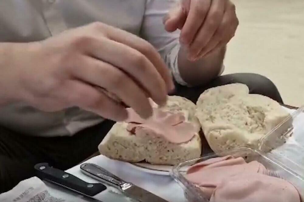 NAJNOVIJI RECEPT ZA SENDVIČ SA PARIZEROM: Ovakav NISTE JELI, treba vam samo 3 SASTOJKA - pravi GURMANSKI